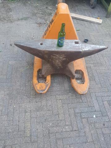 Aambeeld te koop beschikbaar voor biedingen