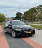 BMW 525D 3.0 M-Pakket 300 pk Pano Carbonschwarz Vol Opties, Auto's, Automaat, USB, Achterwielaandrijving, Zwart