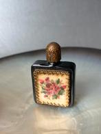 ⭐️Oud klein parfumflesje met petit point borduurwerk, Antiek en Kunst, Ophalen of Verzenden