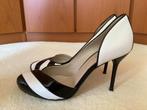 Prachtige wit/zwart hakken pumps van Karen Millen, 38 1/2., Kleding | Dames, Schoenen, Pumps, Karen Millen, Wit, Ophalen of Verzenden