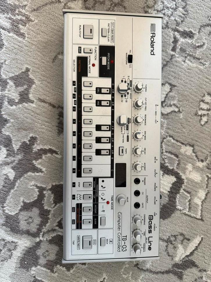 Roland TB-03 Bass Line Synthesizer, Muziek en Instrumenten, Synthesizers, Zo goed als nieuw, Overige aantallen, Roland, Met midi-aansluiting