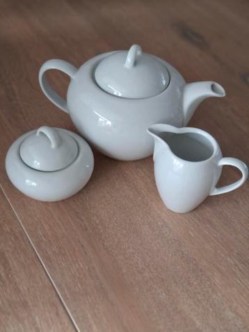 Witte theepot, melkkan en suikerpot  beschikbaar voor biedingen