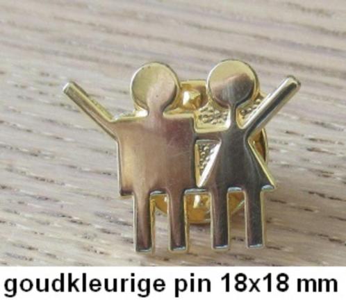 mooie goudkleurige pin, circa 18x18 mm. kinderorganisatie??, Verzamelen, Speldjes, Pins en Buttons, Zo goed als nieuw, Speldje of Pin