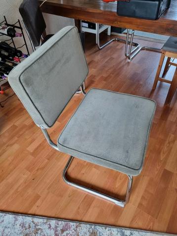 2 Grijze Eettafelstoelen - Design Klassieker beschikbaar voor biedingen