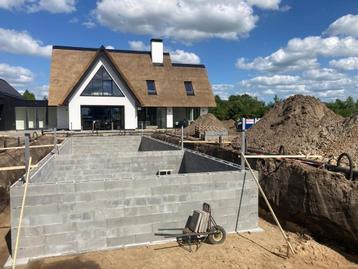Bekistingsblokken, droogstapelblokken of holle betonblokken beschikbaar voor biedingen
