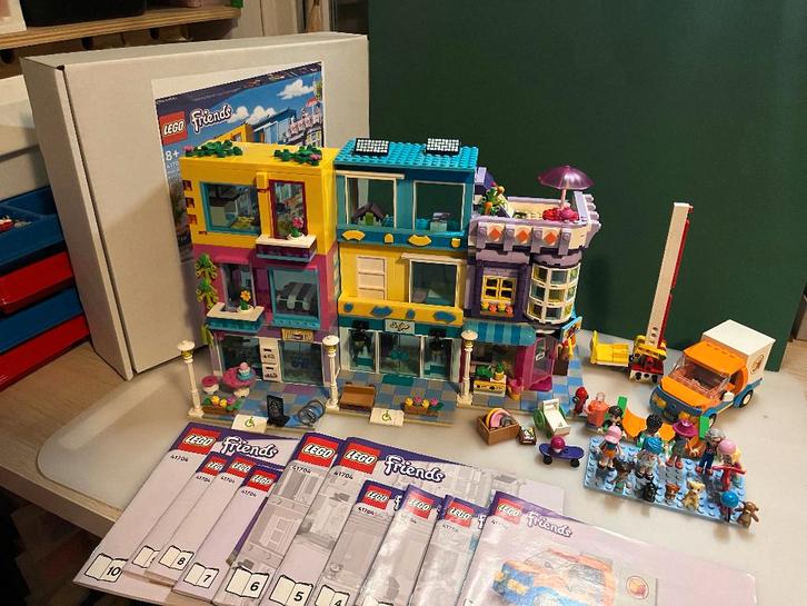 lego friends 41704 hoofdstraat met winkels woningen en heel, Kinderen en Baby's, Speelgoed | Duplo en Lego, Zo goed als nieuw