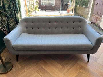 Grijze 3-zits bank sofa met gekleurde knopen 