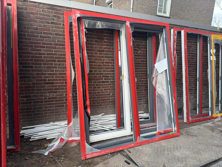 Zo goed als nieuwe kunststof kozijnen - RAL 7016/9001, Doe-het-zelf en Verbouw, Kozijnen en Schuifpuien, Zo goed als nieuw, Raamkozijn