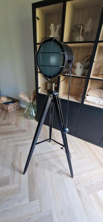Industriële staande lamp driepoot zwart beschikbaar voor biedingen