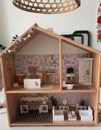 Houten poppenhuis met Maileg behang, Kinderen en Baby's, Speelgoed | Poppenhuizen, Ophalen of Verzenden, Zo goed als nieuw