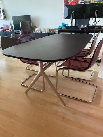 Mooie bruine eettafel met grijze poten inclusief stoelen beschikbaar voor biedingen