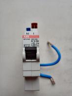 2 groepenschakelaars en hoofdschakelaar 40 amp., Doe-het-zelf en Verbouw, Ophalen, Schakelaar