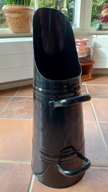 Zwarte kolenkit beschikbaar voor biedingen