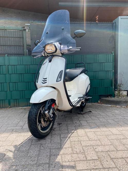 Te koop vespa sprint snor 2017, Fietsen en Brommers, Scooters | Vespa, Zo goed als nieuw, Ophalen of Verzenden