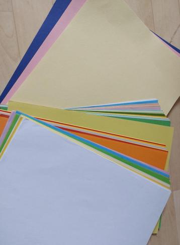 Pakket gekleurd papier beschikbaar voor biedingen