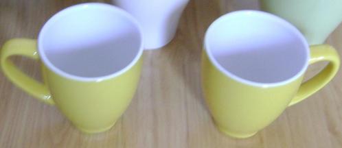 2x Ikea FÄRGRIK beker / mok geel, Huis en Inrichting, Keuken | Servies, Zo goed als nieuw, Kop(pen) en/of Schotel(s), Aardewerk