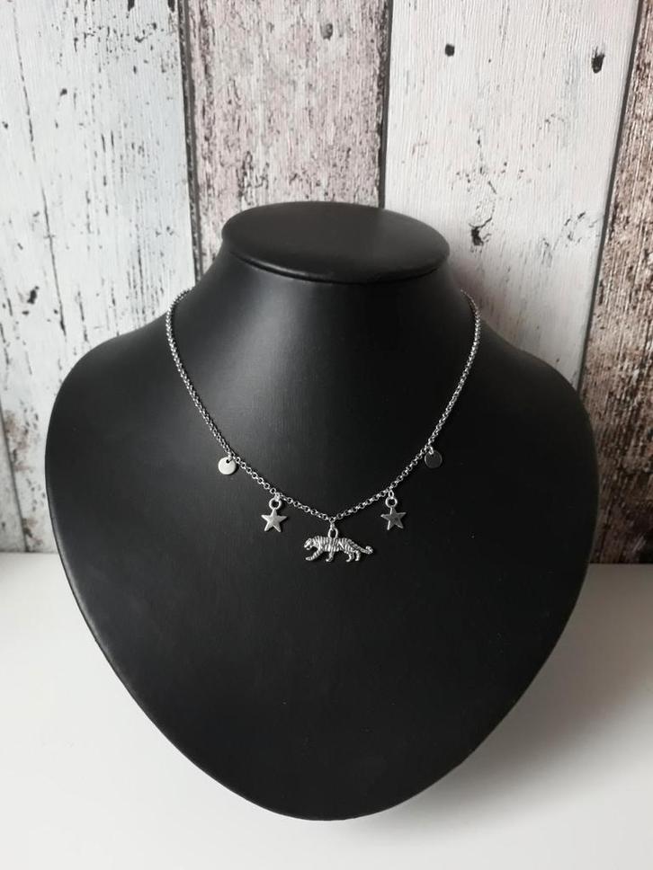 Zilverkleurige ketting met panter & sterren, Sieraden, Tassen en Uiterlijk, Kettingen, Nieuw, Overige materialen, Zilver, Met hanger