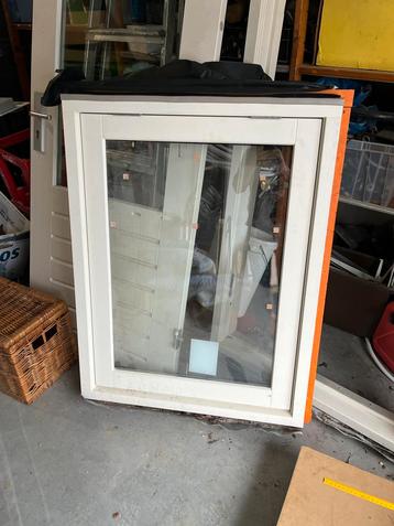 nieuw raamkozijn hardhout met dubbel glas beschikbaar voor biedingen