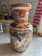 Vaas met Bloemmotieven en Mythische Wezens, Antiek en Kunst, Ophalen of Verzenden