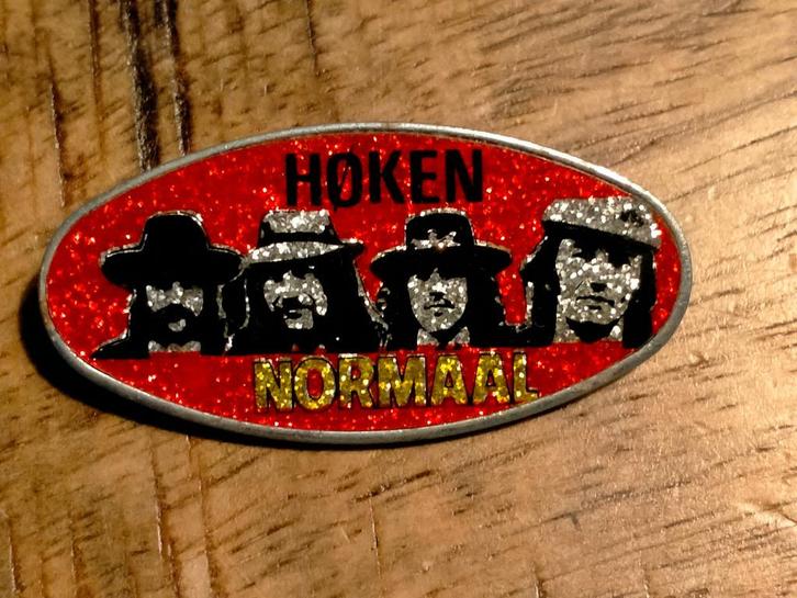 Hoken is Normaal Bennie Jolink achterhoek muziek speld RARE, Verzamelen, Muziek, Artiesten en Beroemdheden, Gebruikt, Ophalen of Verzenden