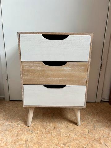 Nachtkastje hout beschikbaar voor biedingen