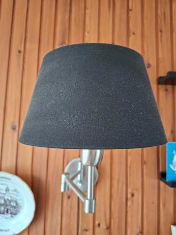 Mooie Wandlamp met Zwarte Kap beschikbaar voor biedingen
