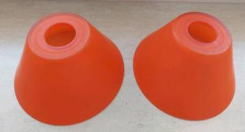 2 glazen oranje lampenkapjes beschikbaar voor biedingen