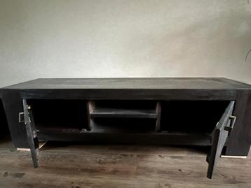 Mooi laag dressoir of tv meubel beschikbaar voor biedingen