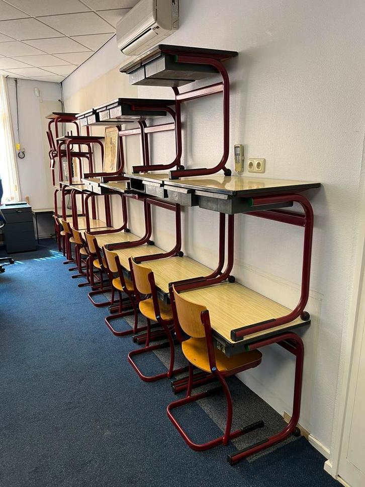 OP=OP Nog 8 x Bureautje Kindertafel Schoolbankje nog 1 Stoel, Kinderen en Baby's, Kinderkamer | Tafels en Stoelen, Gebruikt, Tafel(s)