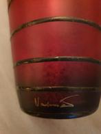 Elegante rode vaas met decoratieve details, 50 tot 75 cm, Ophalen of Verzenden, Rood, Glas