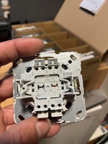 Gira 315100 wipdrukcontact 10A. Puls schakelaar beschikbaar voor biedingen