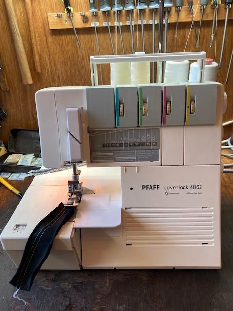 Pfaff Coverlock 4862 - met 10 steekprogramma's, Hobby en Vrije tijd, Naaimachines en Toebehoren, Gebruikt, Naaimachine, Pfaff