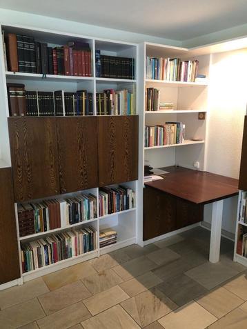 boekenkast, met bureautje en opklapblad en 5 dichte kastjes beschikbaar voor biedingen