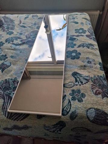 Lange spiegel (121cm lang, 31cm breed) met witte lijst beschikbaar voor biedingen