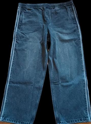 Nieuwe losvallende Adidas Adilenium denim joggingbroek.
 beschikbaar voor biedingen
