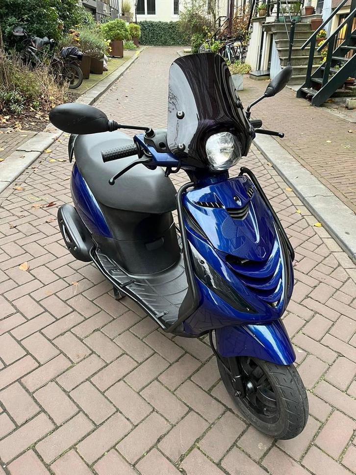 Piaggio Zip I-Get scooter uit 2022 met BMW Blauwe kappen, Fietsen en Brommers, Scooters | Piaggio, Gebruikt, Zip, Maximaal 45 km/u
