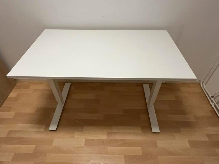 IKEA Trotten Bureau - In Hoogte Verstelbaar, Huis en Inrichting, Bureaus, Zo goed als nieuw, Stabureau, In hoogte verstelbaar