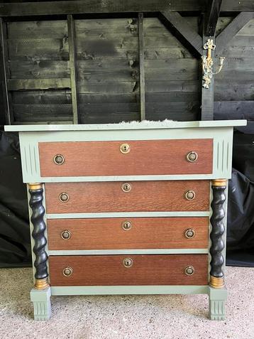 Vintage antieke ladekast met pilaren beschikbaar voor biedingen