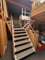 Stalen trap plateau voor winkel of hal / loods, Doe-het-zelf en Verbouw, Ladders en Trappen, Ophalen, Gebruikt, Trap, 2 tot 4 meter