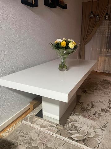 Moet snel weg witte eettafel beschikbaar voor biedingen