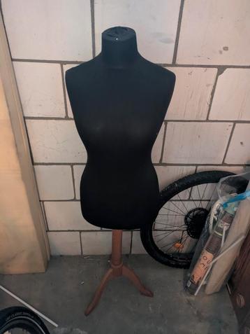 Paspop met houten voet beschikbaar voor biedingen