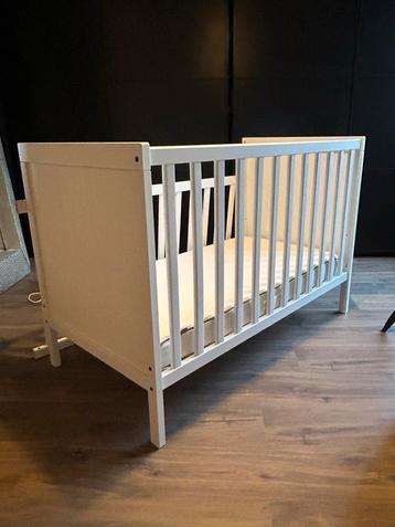 Wit Houten Ledikant met Matras Ikea Sundvik beschikbaar voor biedingen