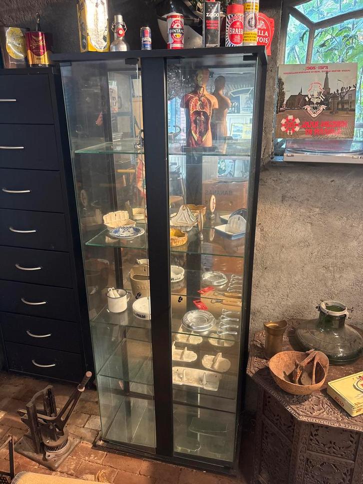 Glazen Vitrinekast met Zwarte Frame, Antiek en Kunst, Curiosa en Brocante, Ophalen