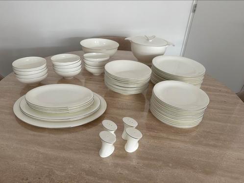 Servies Bone China 12 personen, Huis en Inrichting, Keuken | Servies, Zo goed als nieuw, Overige stijlen, Porselein, Ophalen