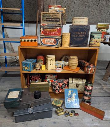 Grote verzameling antieke blikken, wikkels en doosjes beschikbaar voor biedingen