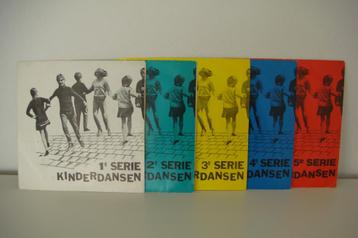 5 Single EP plaatjes met kinderdansen. beschikbaar voor biedingen