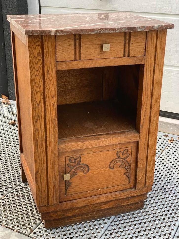 Antiek Frans houten kastje met marmeren blad, Huis en Inrichting, Slaapkamer | Nachtkastjes, Gebruikt, 55 tot 70 cm, Minder dan 45 cm