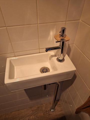 Toilet Fontein met kraan beschikbaar voor biedingen