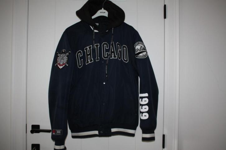 Mooie blauwe jas met opdruk ‘Chicago’, maat S, Kleding | Heren, Jassen | Winter, Zo goed als nieuw, Maat 46 (S) of kleiner, Blauw