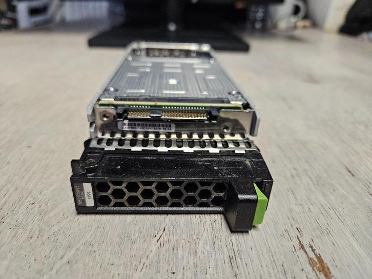 Fujitsu CA07662-C420 960GB SAS 2.5 SSD 12G, Computers en Software, Servers, Gebruikt, Onbekend, 128 GB, Hot swappable onderdelen